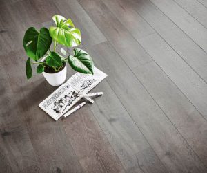 JOKA Naturdesignboden Oak Graphite in moderner Holzoptik mit Dekoration – präsentiert von Hermann und Bergmüller Raumdesign