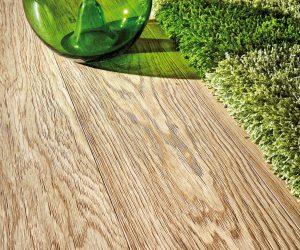 Detailaufnahme des JOKA Parkettbodens Eiche astig Nature mit natürlicher Maserung – präsentiert von Hermann und Bergmüller Raumdesign