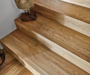 JOKA Parkettboden Eiche astig Nature als stilvolle Treppenverkleidung – präsentiert von Hermann und Bergmüller Raumdesign