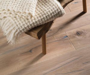 Detailaufnahme des JOKA Parkettbodens Eiche Creme Barrique mit natürlicher Maserung – präsentiert von Hermann und Bergmüller Raumdesign