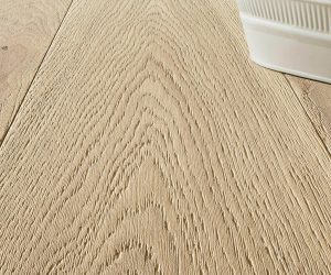 Detailaufnahme des JOKA Parkettbodens Eiche Nova mit strukturierter Oberfläche – präsentiert von Hermann und Bergmüller Raumdesign