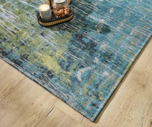 Moderner JOKA Teppich in Blau-Grün auf Laminatboden Oak Kolonial Creme – präsentiert von Hermann und Bergmüller Raumdesign