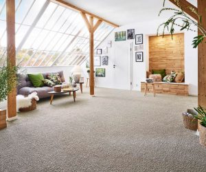 Großzügiges Wohnzimmer mit JOKA Teppichboden Deluxe Balance CottonLoop – verlegt von Hermann und Bergmüller Raumdesign