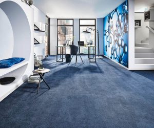 Modernes Arbeitszimmer mit JOKA Teppichboden Deluxe Balance Vivendi in Blau – verlegt von Hermann und Bergmüller Raumdesign