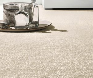 Detailaufnahme des JOKA Teppichbodens Deluxe Elegance Kashmir in Beige – verlegt von Hermann und Bergmüller Raumdesign